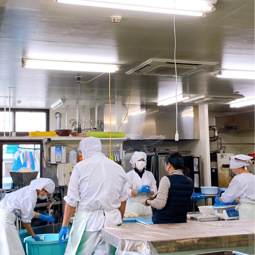 工場が取材されている様子